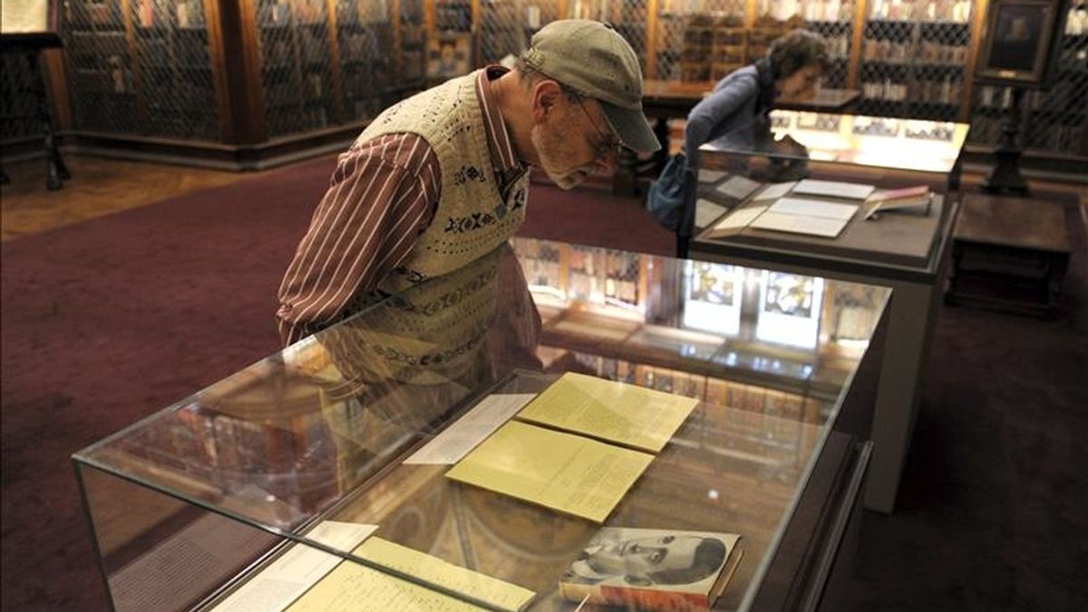 Unos visitantes leen varias cartas que el fallecido escritor J.D. Salinger (1919-2010) mandó entre 1951 y 1969 a Michael Mitchell, amigo personal que diseñó la primera portada de "El guardián entre el centeno", en la Biblioteca y Museo Morgan de Nueva York, EEUU. EFE/Archivo