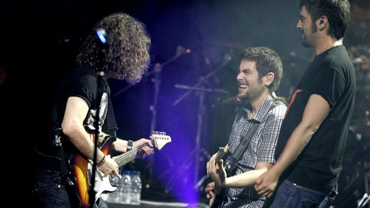 Los hermanos David (c) y José Manuel Muñoz (d), de la agrupación española Estopa se presentan en concierto en el teatro Teresa Carreño de Caracas, Venezuela, el primer recital de dos a realizarse en la capital venezolana, posteriormente se presentarán en las ciudades de Valencia y Maracaibo. EFE