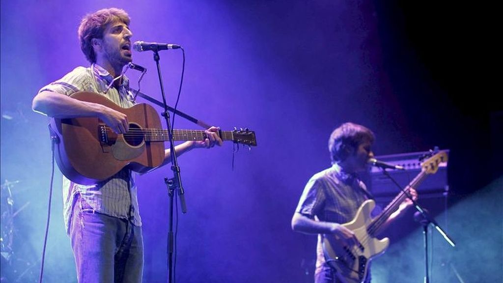 El cantante del cuarteto catalán de folk-rock "Manel", Guillen Gisbert (i), durante un concierto. EFE/Archivo El cantante del cuarteto catalán de folk-rock "Manel", Guillen Gisbert (i), durante un concierto. EFE/Archivo