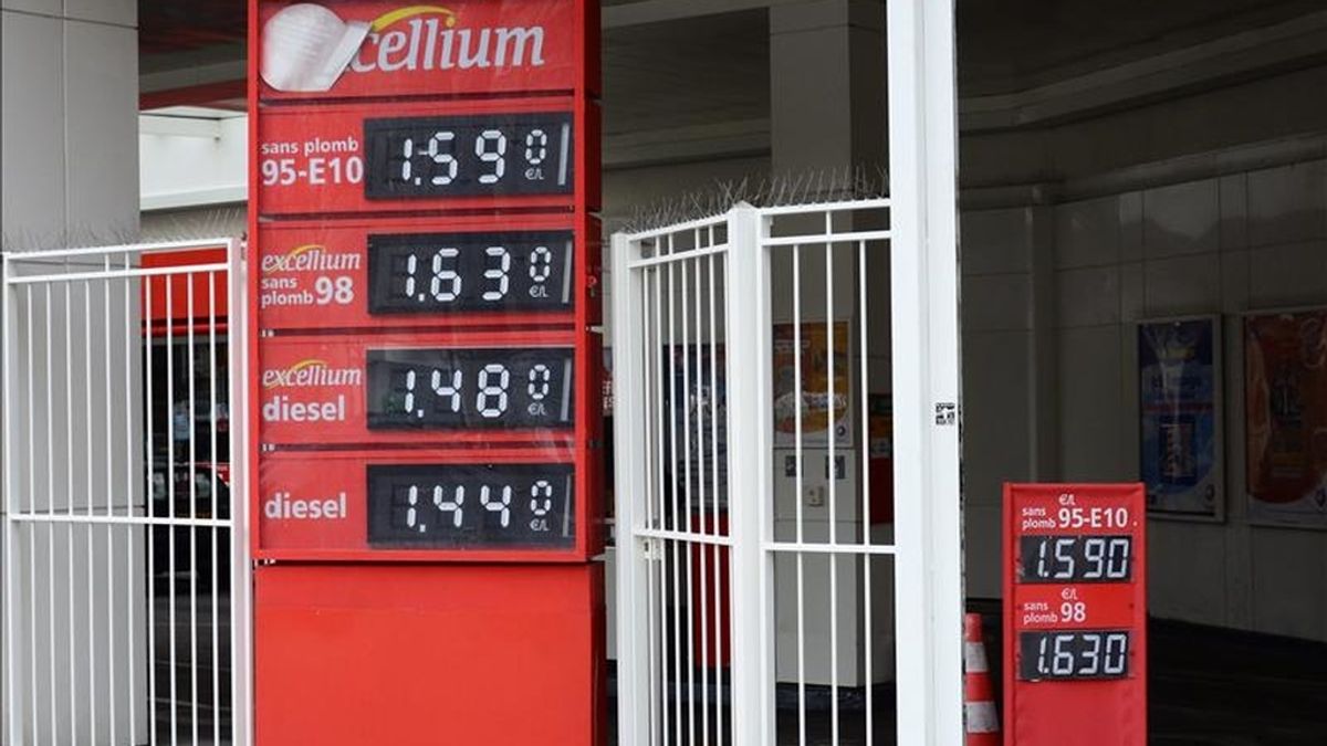 Precios de la gasolina y el diesel en una estación de servicio. EFE/Archivo