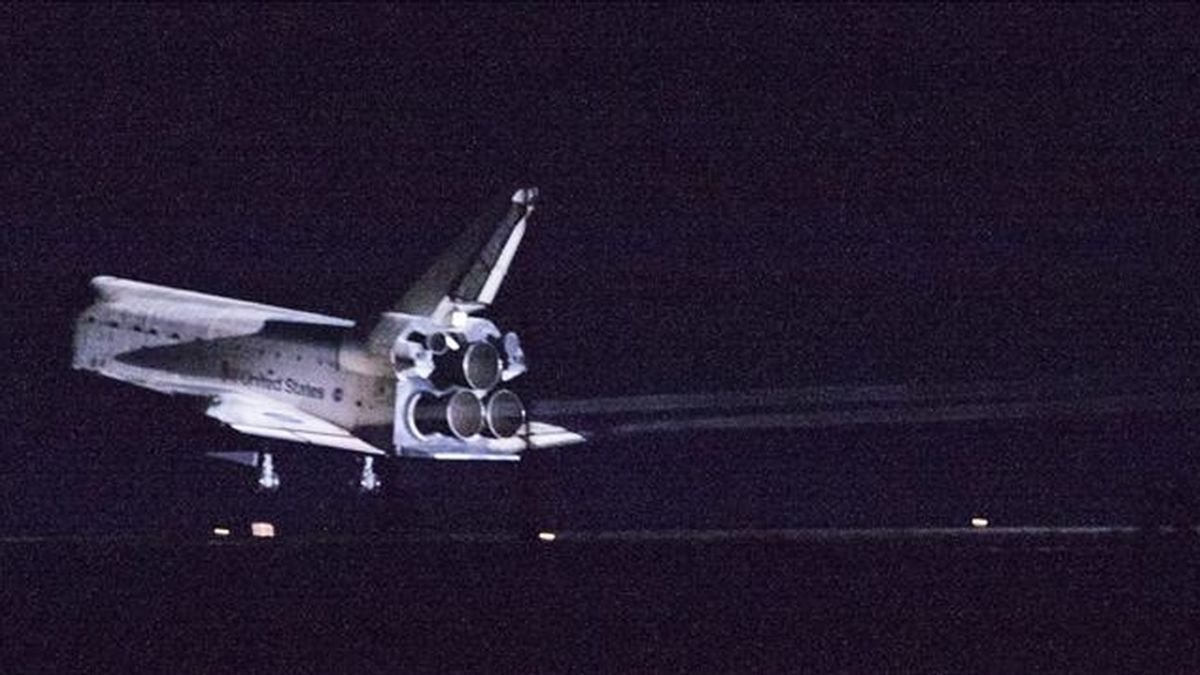 El transbordador Endeavour, con seis tripulantes a bordo, aterriza esta madrugada en el Centro Espacial Kennedy, en Cabo Cañaveral (Florida, Estados Unidos). EFE