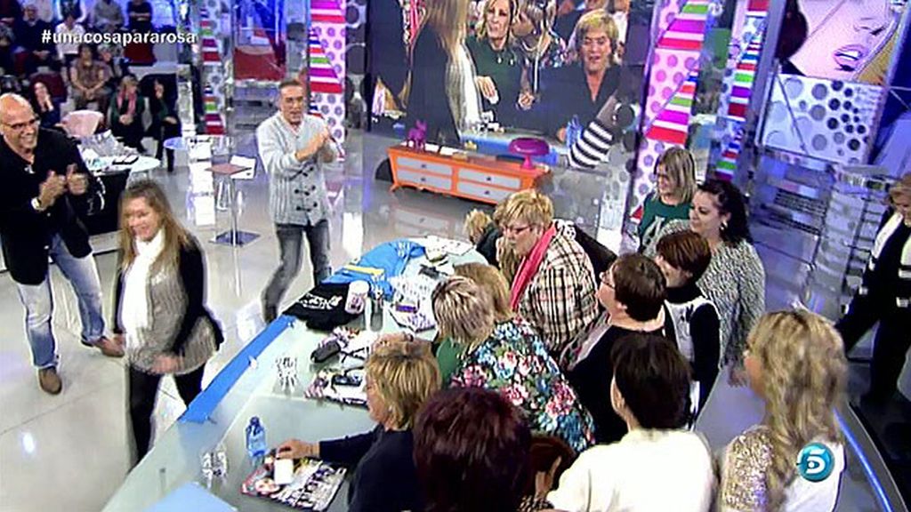 Rosa Benito recibe besos del público y de sus compañeros