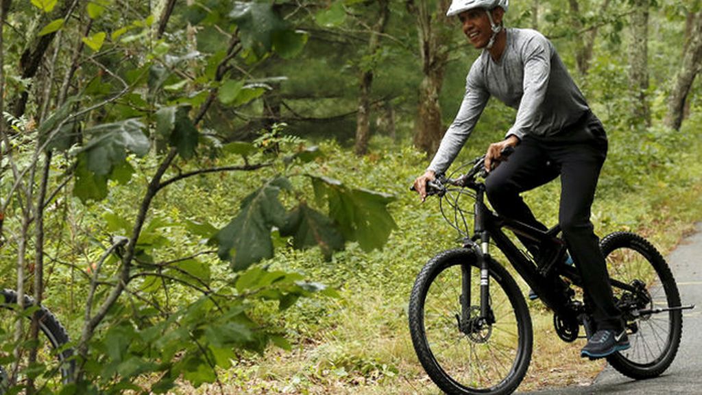 Obama y su familia disfrutan de un paseo en bicicleta durante sus vacaciones