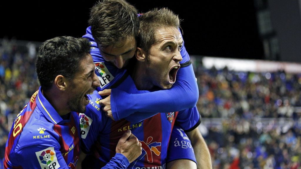 El centrocampista del Levante Miguel Herrrero "Michel", celebra, con sus compañeros, el centrocampista Miguel Pallardó y el defensa Héctor Rodas (d), el tercer gol de su equipo ante el Melilla
