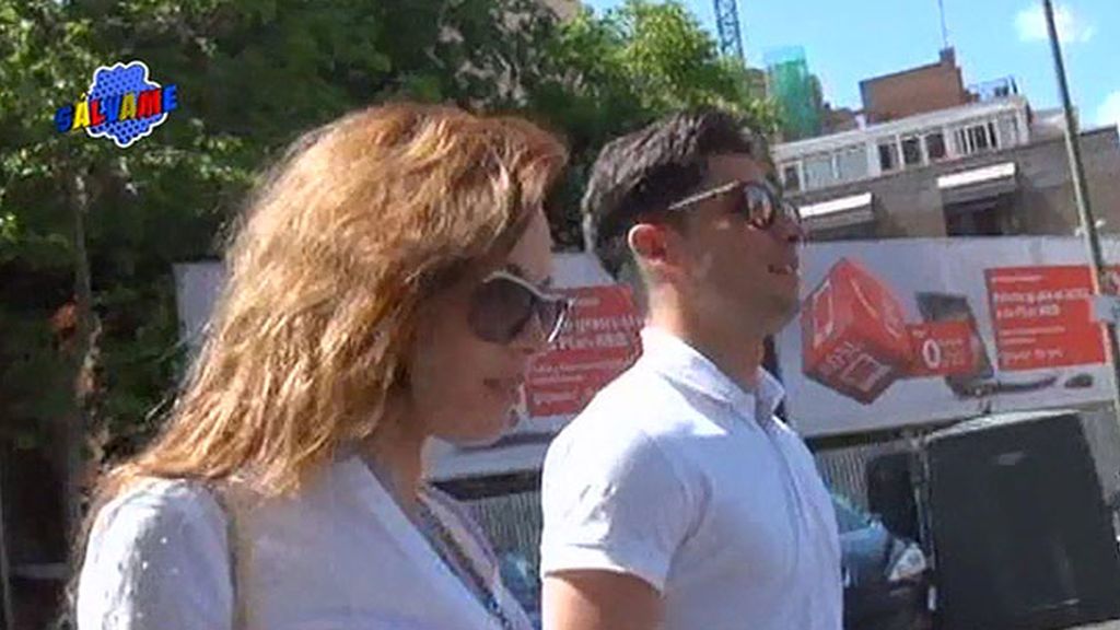 La pareja guarda silencio, pero pasean sonrientes y de la mano