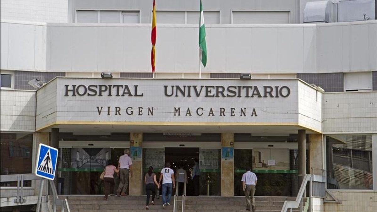 Acceso principal del Hospital Universitario Virgen Macarena de Sevilla, donde está ingresado el torero José Ortega Cano que se encuentra en estado crítico en la UCI tras sufrir un accidente de tráfico. EFE
