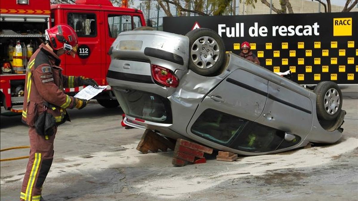 Un bomberos se mira la "Hoja de rescate", un documento que aporta información básica de los automóviles y que permite reducir hasta 6 minutos el tiempo de rescate de las víctimas, durante la presentación de un simulacro de accidente por parte del Real Automóvil Club de Cataluña (RACC). EFE Un bomberos se mira la "Hoja de rescate", un documento que aporta información básica de los automóviles y que permite reducir hasta 6 minutos el tiempo de rescate de las víctimas, durante la presentación de un simulacro de accidente por parte del Real Automóvil Club de Cataluña (RACC). EFE