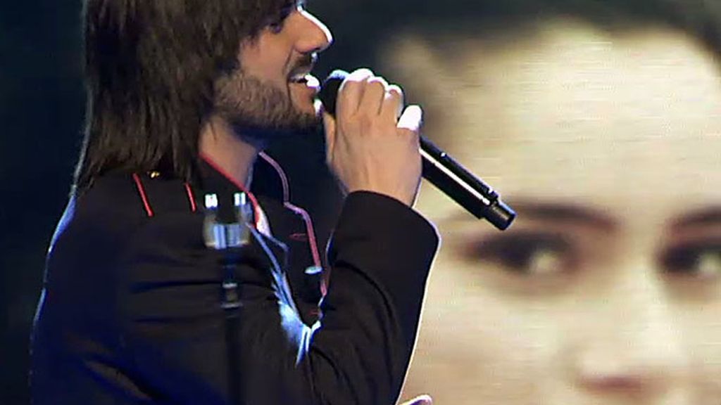 El cantante, conmovido con la historia de Marifé