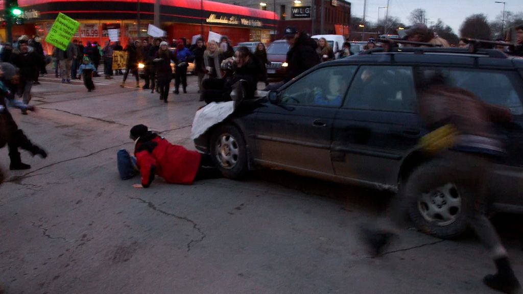 Un manifestante en EEUU brutalmente atropellado por un coche