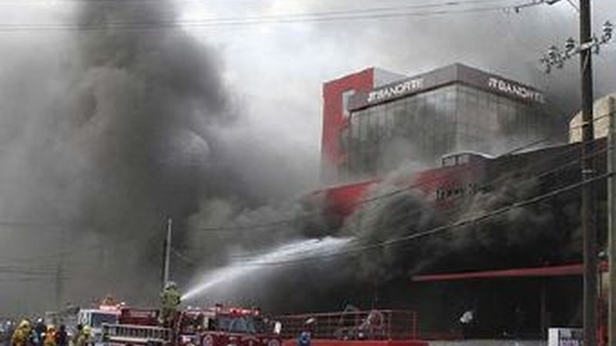 En el incendio provocado con gasolina en el Casino Royale de Monterrey murieron 52 personas. Este lunes la policía mexicana ha detenido a cinco personas sospechosas de haber participado en el atentado. FOTO REuters