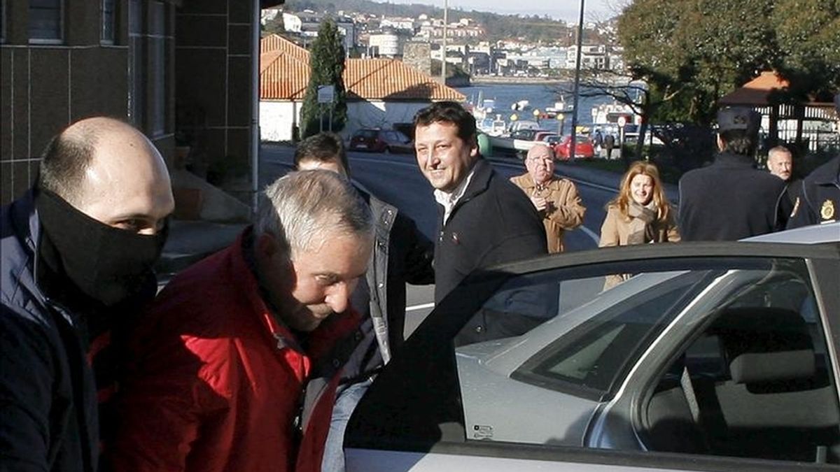 El alcalde de Fisterra, Jose Manuel Traba (d) es conducido a los juzgados de Corcubión acompañado por el concejal de Urbanismo del Concello de Fisterra, Ramón Redonda (2i), tras ser haber sido detenidos ayer en el marco de la operación "Orquesta". EFE