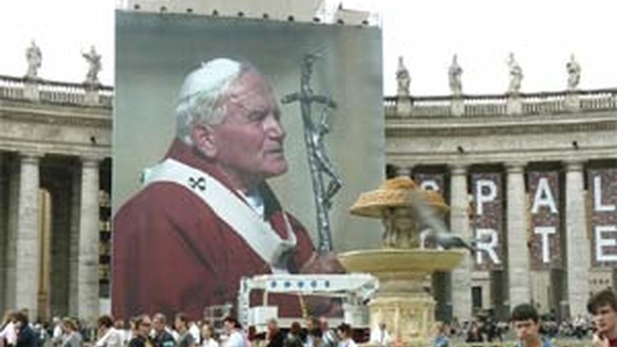 Peregrinos en la plaza de San Pedro del Vaticano un día antes de las ceremonias que culminarán mañana con la beatificación del papa Juan Pablo II. EFE
