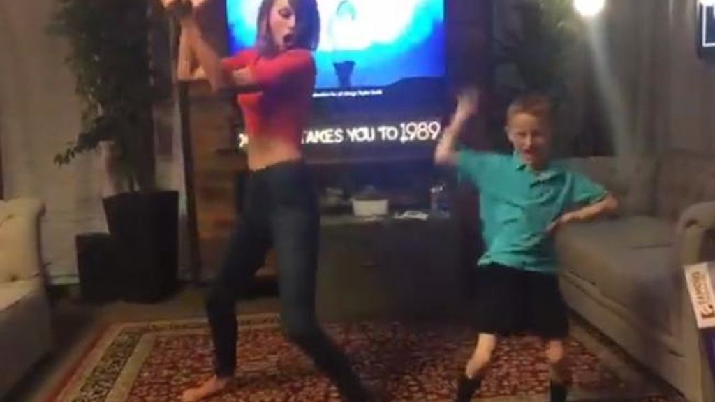 El niño que primero baila solo y luego... ¡con Taylor Swift!