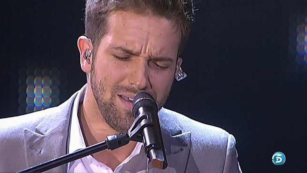El artista malagueño ha tocado el piano durante la actuación