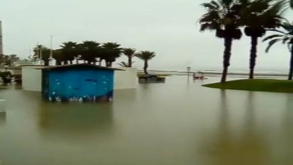 El paseo marítimo de Málaga está totalmente inundado