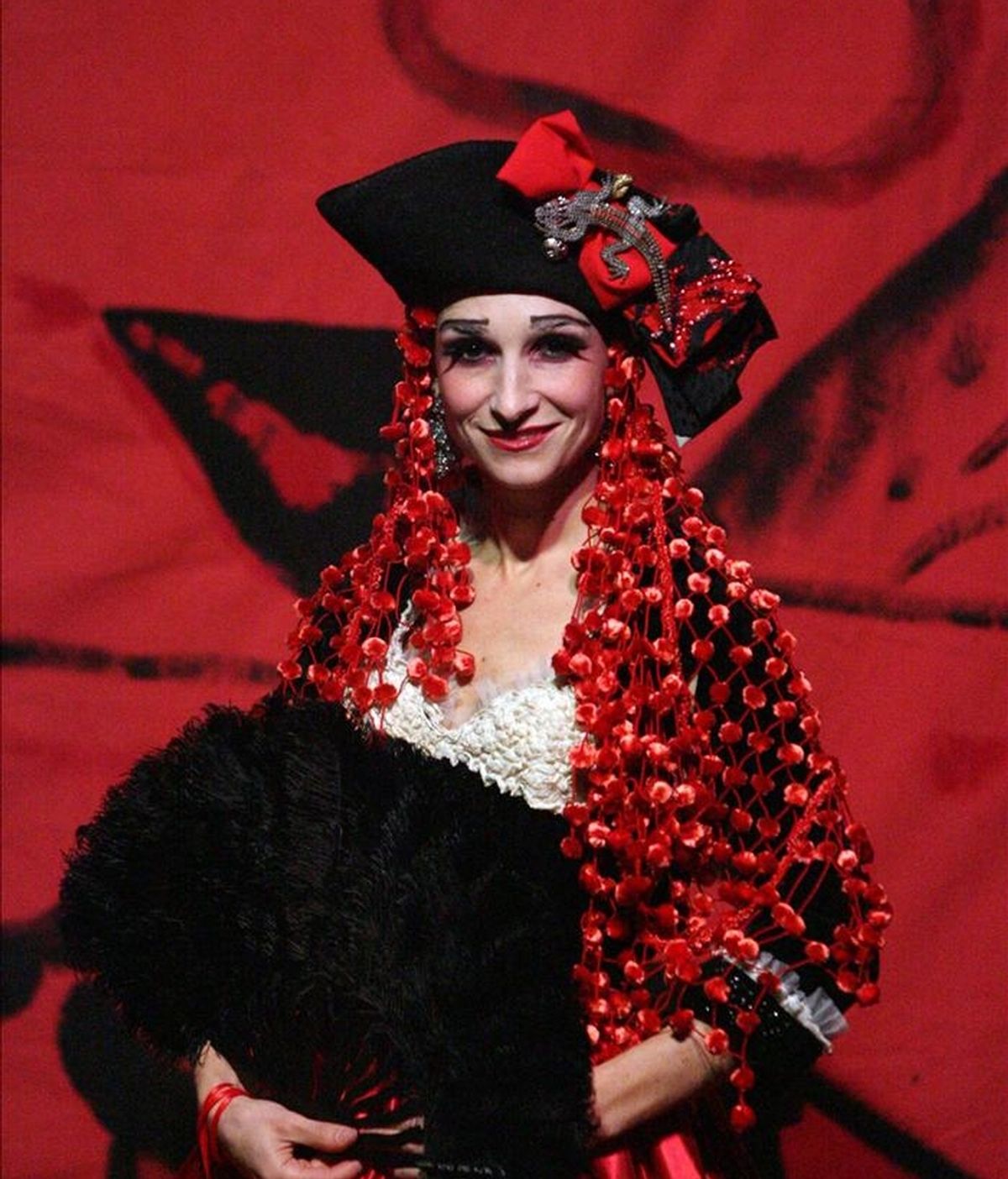 En la imagen, la actriz y soprano Nene interpretó el papel de la tonadillera y cupletista Raquel Meller en la obra "Por los ojos de Raquel Meller" en 2006 en Madrid. EFE/Archivo
