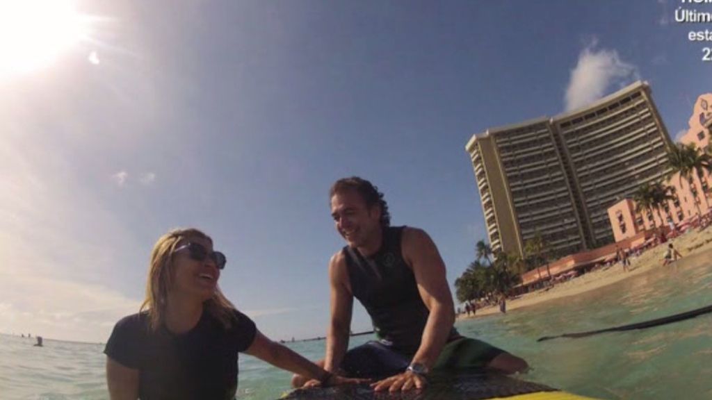 La colaboradora ha intentado hasta aprender a hacer surf