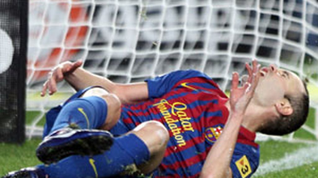 Iniesta en el momento de la lesión. Foto: EFE Iniesta en el momento de la lesión. Foto: EFE
