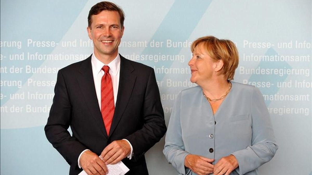La canciller alemana, Ángela Merkel, y el portavoz del Gobierno alemán, Steffen Seibert, en Berlín. EFE/Archivo