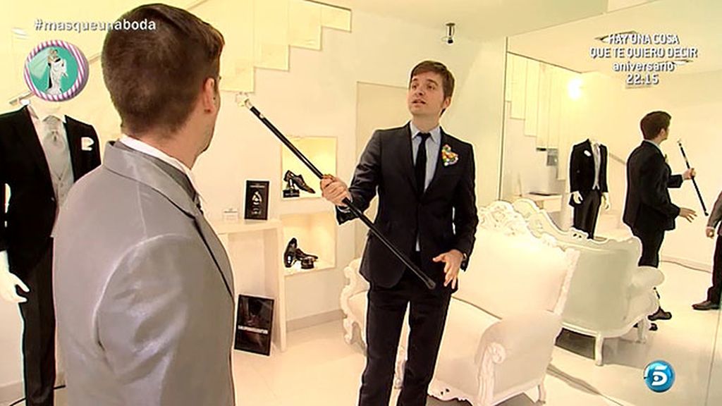 Antonio y María, junto a su wedding planner, buscan traje para su gran día