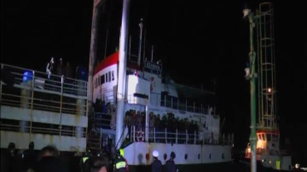 Interceptan en Italia un barco a la deriva con cientos de inmigrantes