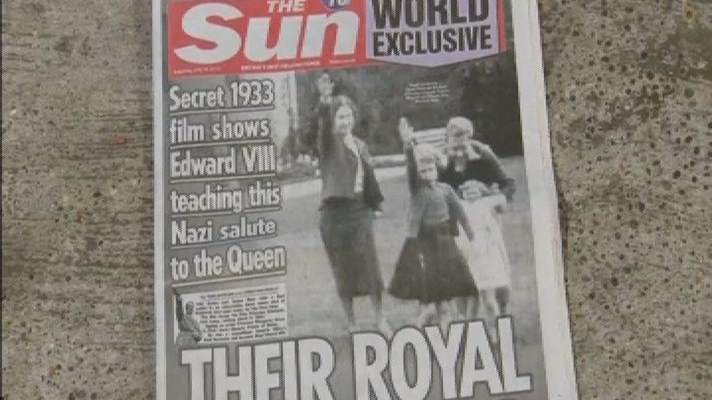 Polémica imagen de la reina Isabel II haciendo el saludo nazi con siete años