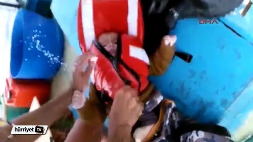 Pescadores turcos reaniman a un bebé tras volcar una barca con imigrantes