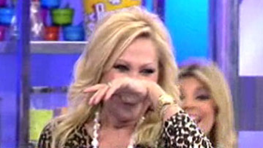 Se emociona al escuchar la canción con la que conoció a Amador