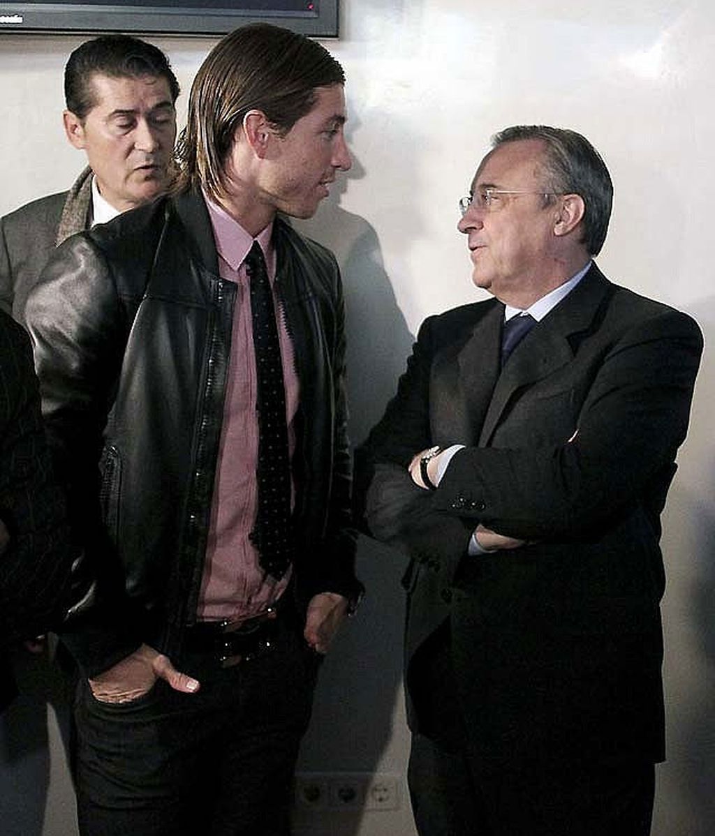 Sergio Ramos charla con Florentino Pérez en una imagen de archivo Sergio Ramos charla con Florentino Pérez en una imagen de archivo