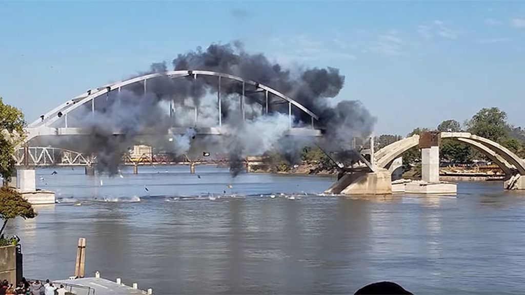 La espectacular demolición fallida de un puente centenario de Arkansas