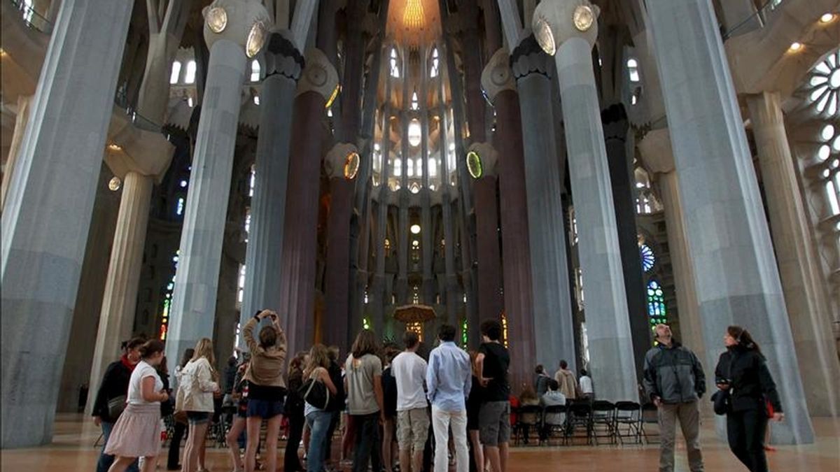 Primeros turistas que han podido visitar la basílica de la Sagrada Familia esta tarde tras el incendio provocado en la sacristía. EFE