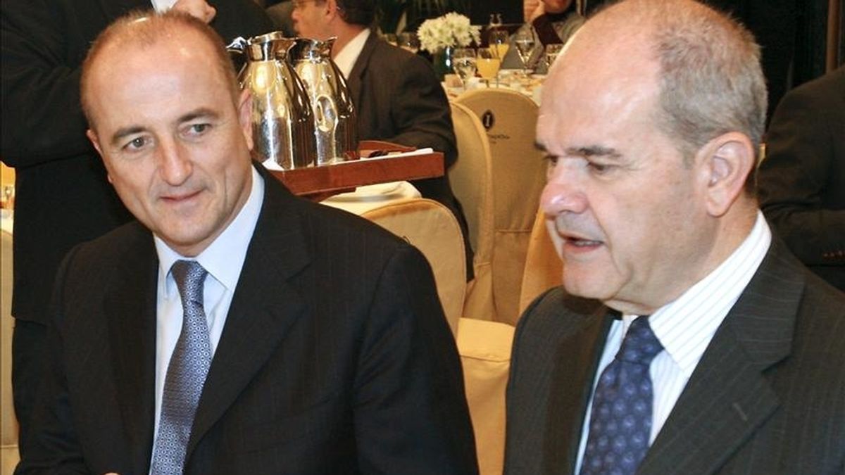 El ministro de Industria, Turismo y Comercio, Miguel Sebastián (i) y el presidente del PSOE, Manuel Chaves. EFE/Archivo
