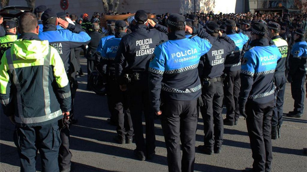 Multitudinaria despedida al policía fallecido en la estación de Embajadores en Madrid