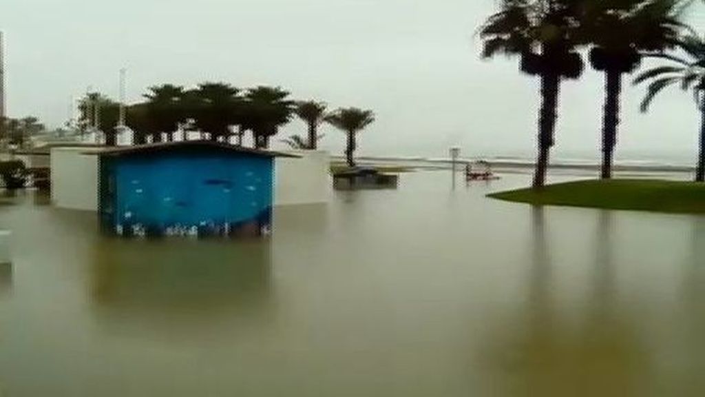El paseo marítimo de Málaga está totalmente inundado
