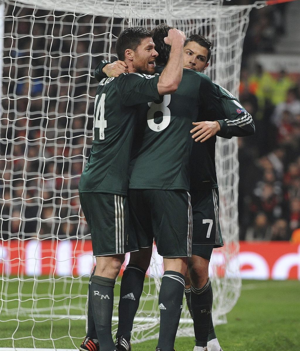 El delantero portugués del Real Madrid, Cristiano Ronaldo (d) es felicitado por sus compañeros tras gol ante el Manchester United