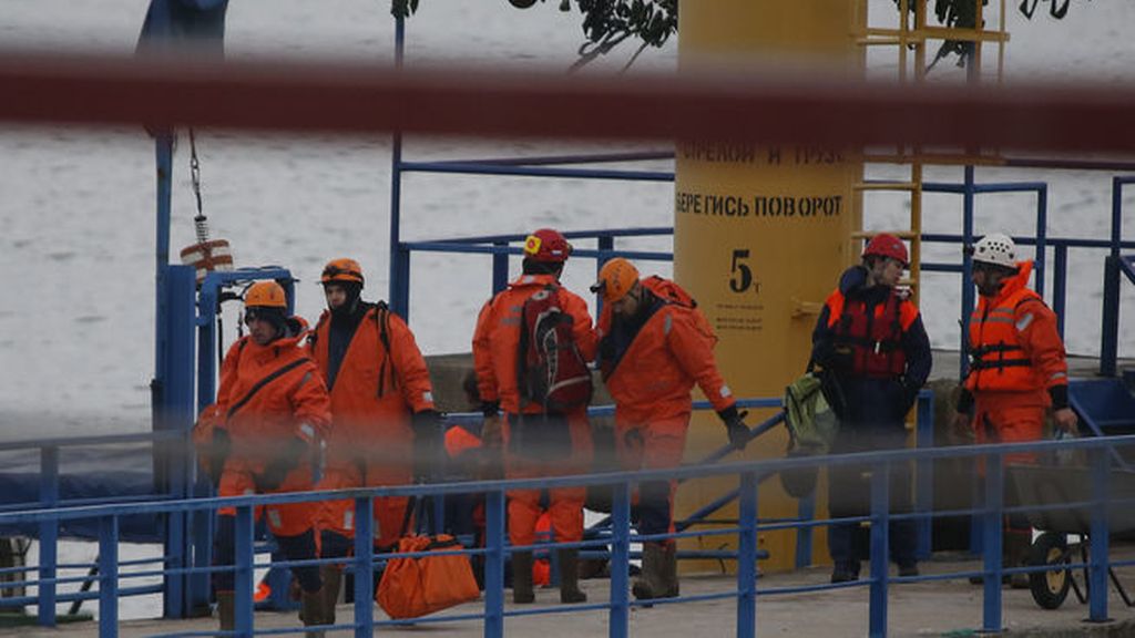 Rescatan los primeros cuerpos de los pasajeros del avión militar ruso siniestrado