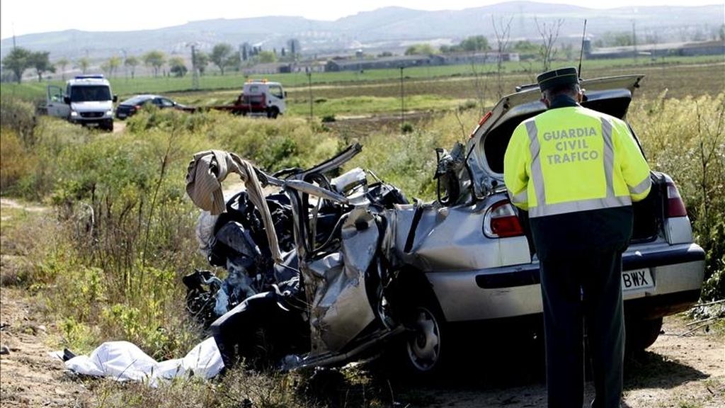 El número de fallecidos en las carreteras españolas desde el inicio de la operación especial de Semana Santa -el viernes a las 15.00 horas- se ha elevado a once personas, según los datos facilitados por la DGT hasta las 20.00 horas de hoy. EFE/Archivo