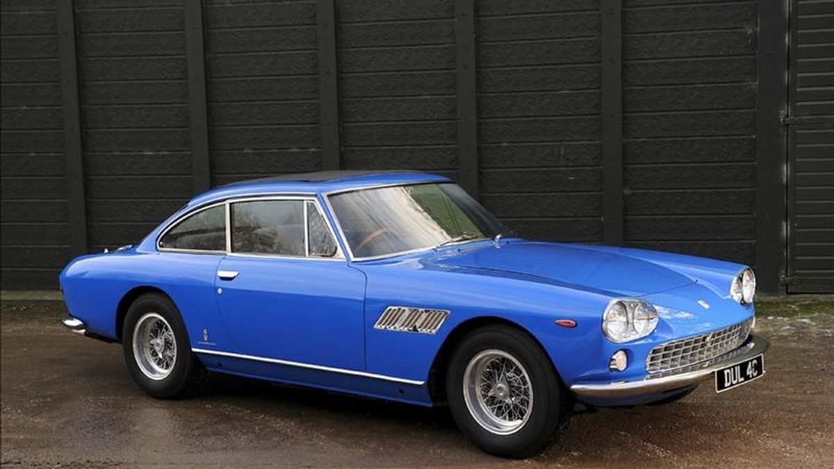 Fotografía facilitada por la casa de subastas británica Bonhams del primer coche que compró John Lennon cuando obtuvo su licencia de conducir en 1965, un Ferrari 330 GT. EFE/Archivo