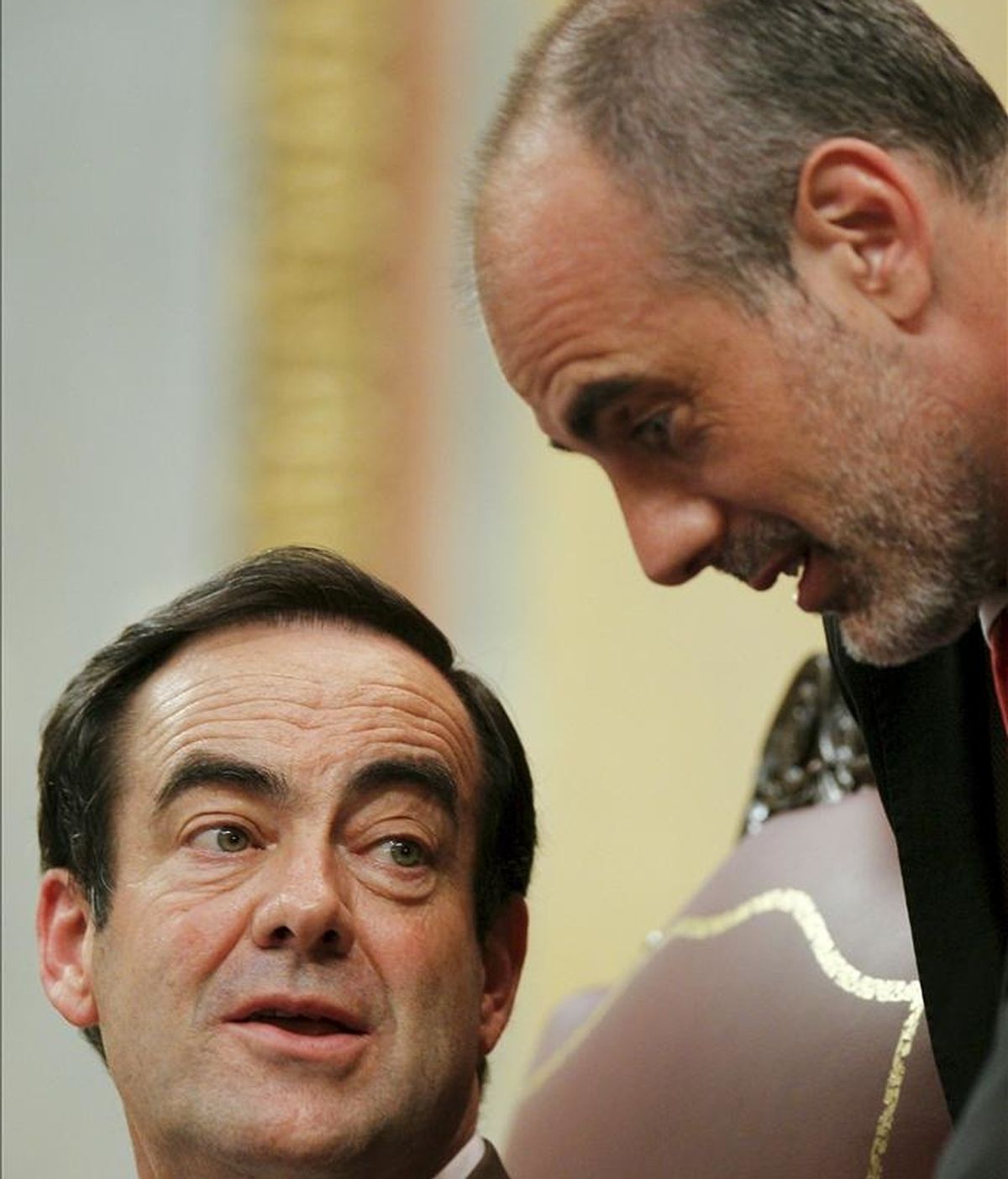 El presidente del Congreso, José Bono (i), conversa con el portavoz de ERC en la Cámara Baja, Joan Ridao, durante el pleno que se celebra esta tarde. EFE