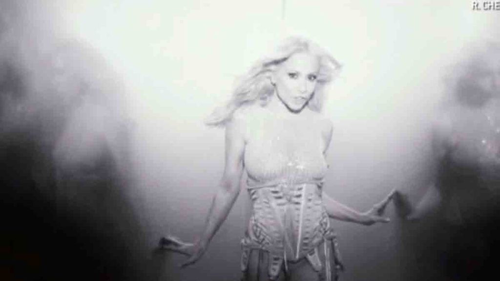 A sus 46 años, la cantante luce espectacular en su último videoclip