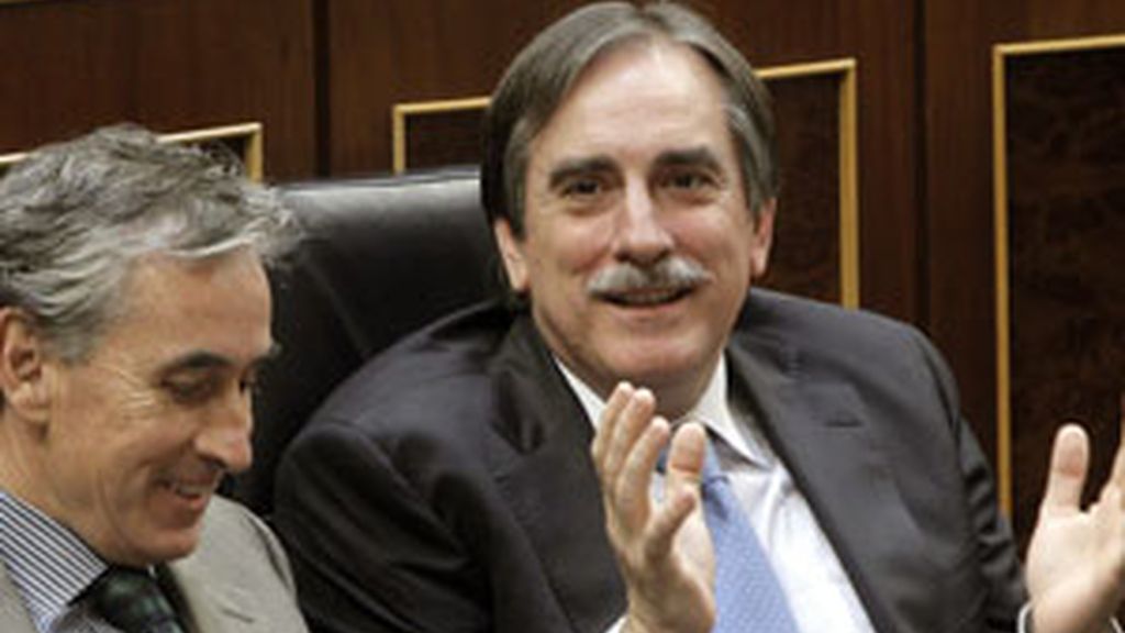 El ministro de Trabajo, Valeriano Gómez (d), junto al ministro de la Presidencia, Ramón Jáuregui (i), durante el pleno del Congreso que aprobó hoy definitivamente la reforma de las pensiones. Foto: EFE El ministro de Trabajo, Valeriano Gómez (d), junto al ministro de la Presidencia, Ramón Jáuregui (i), durante el pleno del Congreso que aprobó hoy definitivamente la reforma de las pensiones. Foto: EFE