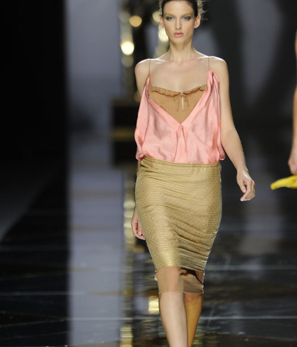 Colores vidriosos y sensualidad en la propuesta de Ailanto