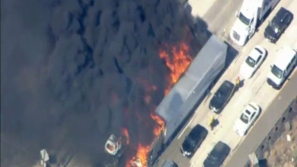 Un incendio forestal alcanza varios coches en una autopista en California