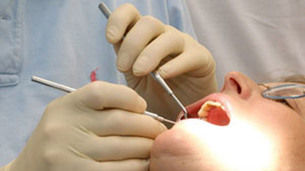 El dentista será el único autorizado a utilizar los blanqueadores con alta concentración de perióxido de hidrógeno. Foto: EFE