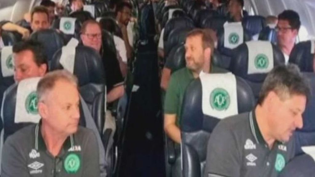 Un avión con el equipo de fútbol brasileño Chapecoense se estrella en Colombia