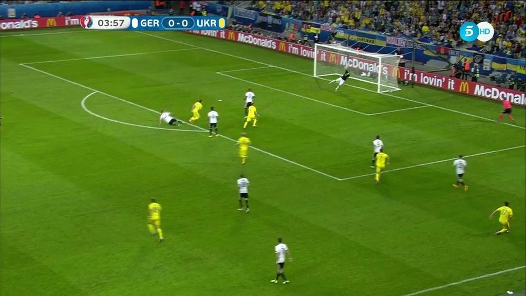 ¡Paradón de Neuer a Konoplyanka! Le pegó desde lejos en la primera ocasión de Ucrania