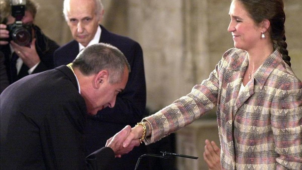 El economista José Terceiro Lomba besa la mano de la Infanta Elena tras recibir el premio Jaime I de Economía en el año 2000. EFE/Archivo