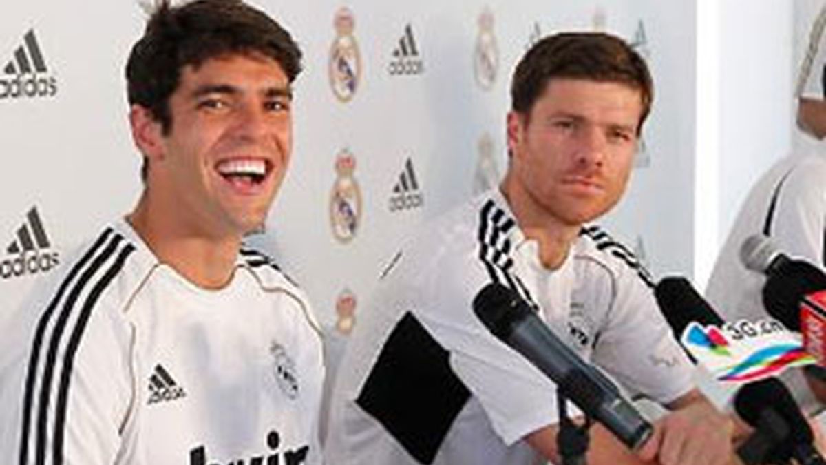 Xabi Alonso y Kaká durante la rueda de prensa. Foto: Real Madrid
