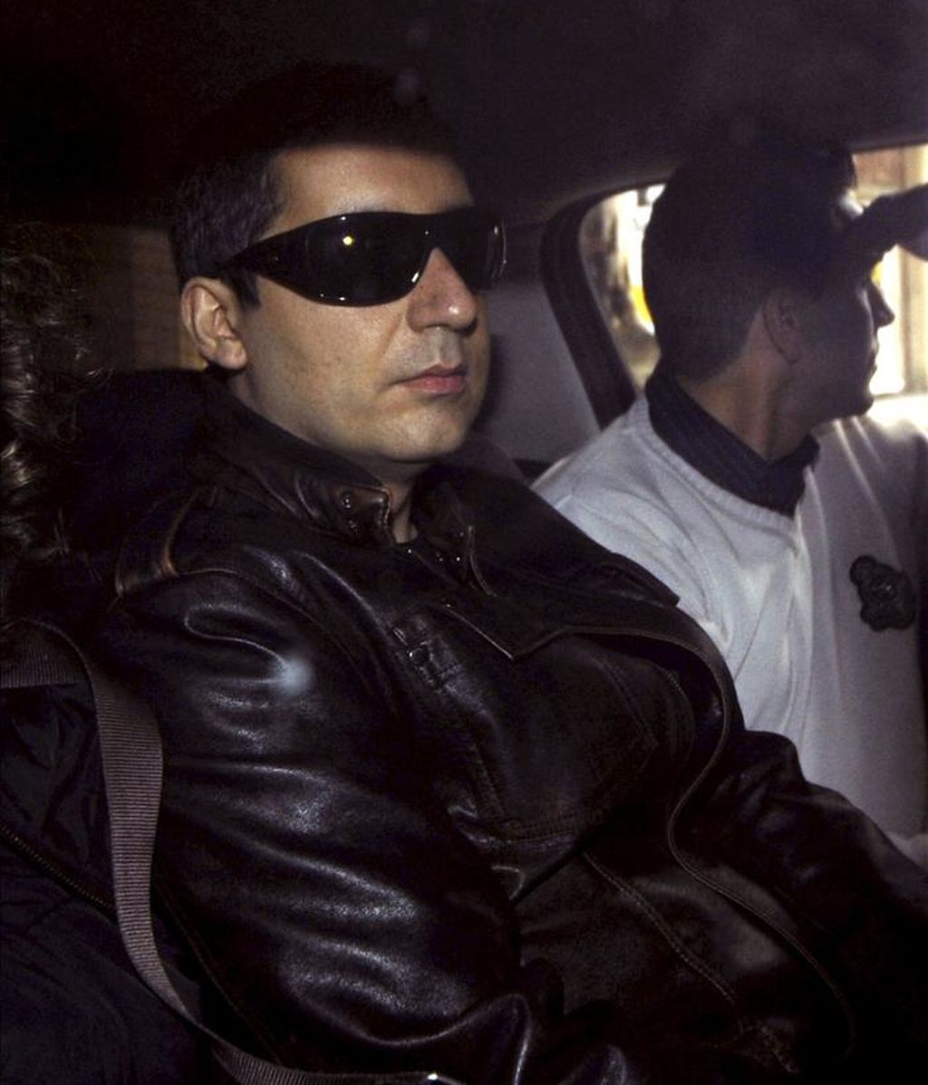 El consejero de Cultura de Murcia, Pedro Alberto Cruz, en el interior de un vehículo que le conduce esta tarde al Palacio de Justicia de Murcia, donde ha sido requerido para el reconocimiento, ante la juez de guardia, del joven detenido por su presunta implicación en la agresión de la que fue víctima el pasado sábado. EFE El consejero de Cultura de Murcia, Pedro Alberto Cruz, en el interior de un vehículo que le conduce esta tarde al Palacio de Justicia de Murcia, donde ha sido requerido para el reconocimiento, ante la juez de guardia, del joven detenido por su presunta implicación en la agresión de la que fue víctima el pasado sábado. EFE