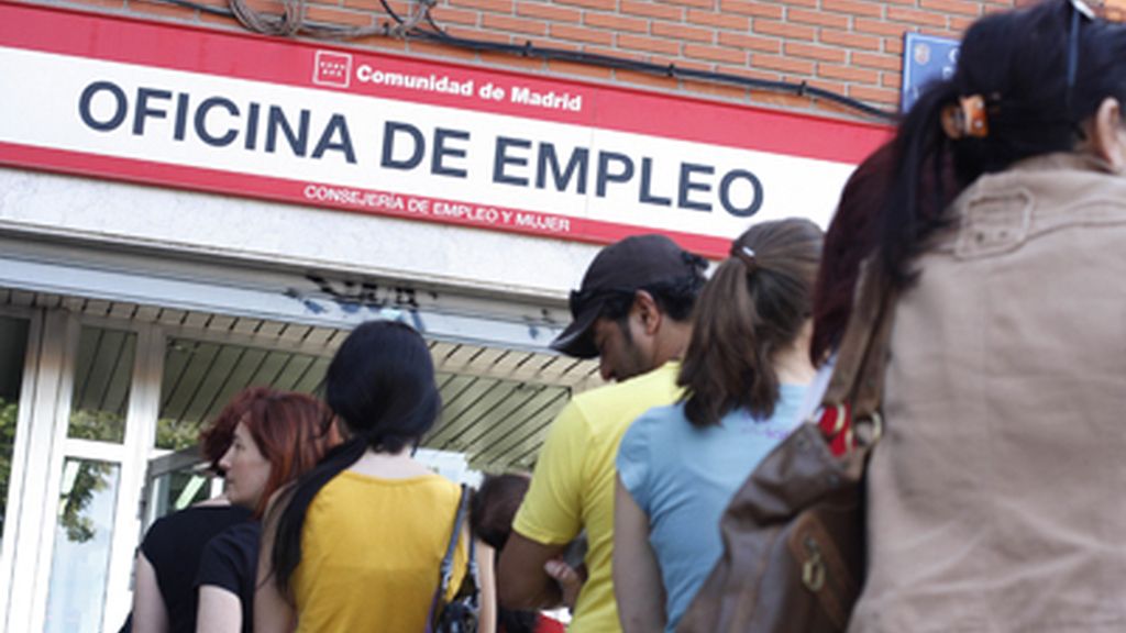 El paro baja en 74.028 personas en julio